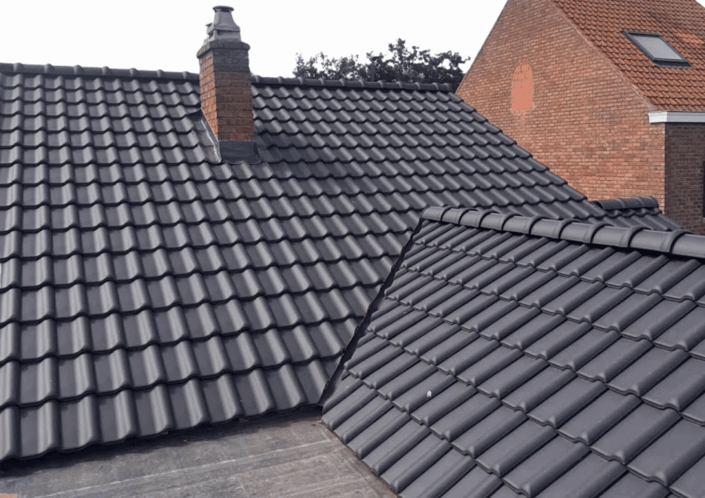 Gerenoveerd dak in Oostende met stormpan 44 Antraciet