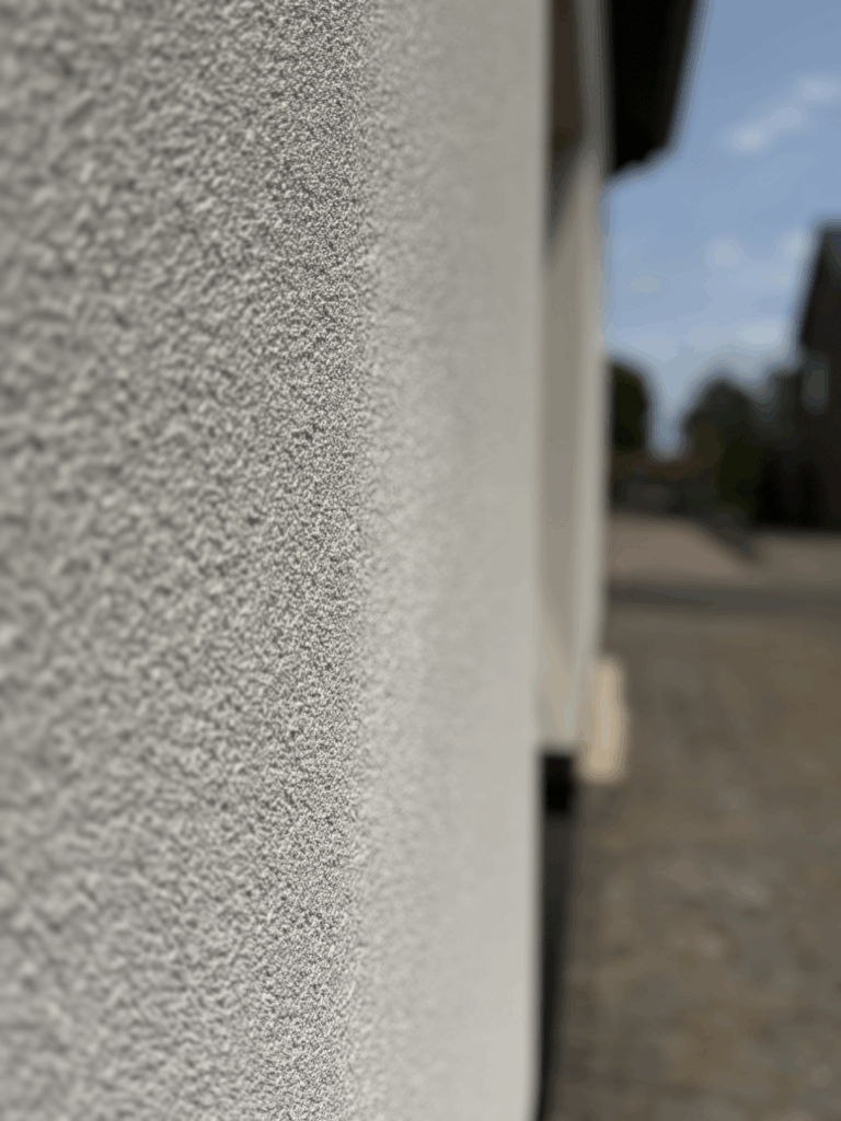 Gevelrenovatie met buitenisolatie en crepi afwerking