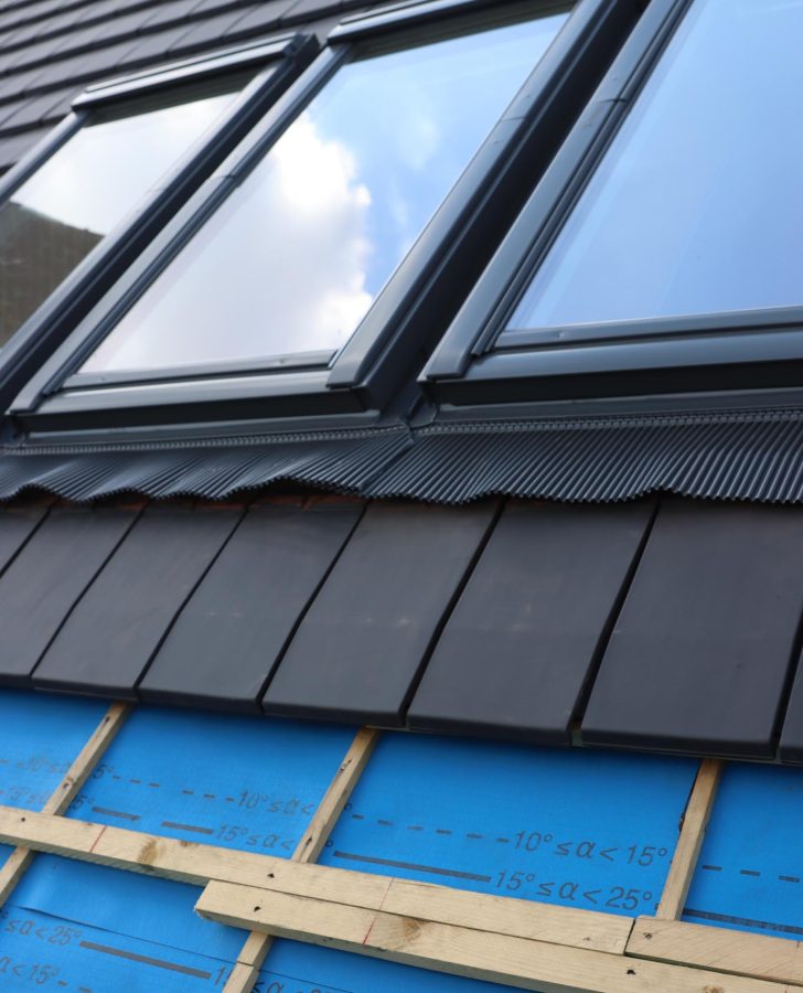 Detail dakraam en nieuwe Actua 10 dakpannen – dakrenovatie in Ieper